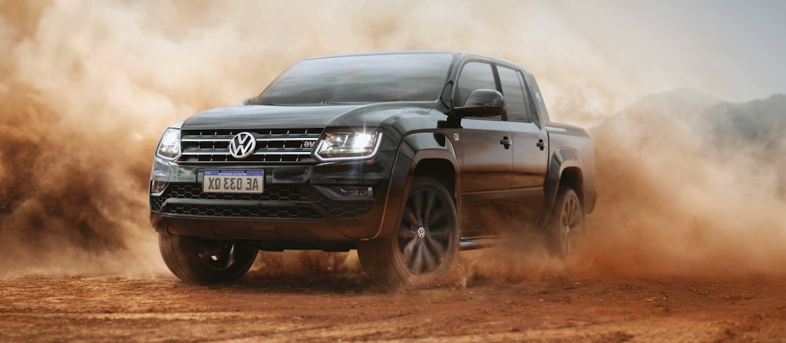 camioneta volkswagen negra surcando el agua velozmente