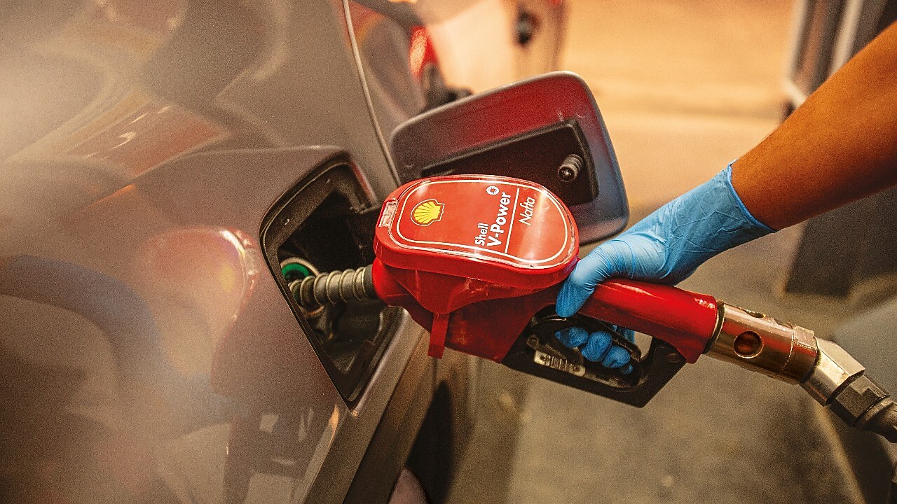 Carga de combustible Shell V-Power nafta en auto.