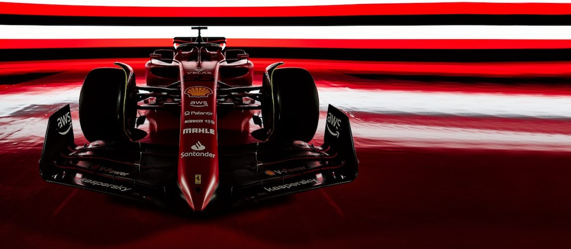 auto de carreras Ferrari F1 color rojo en pista