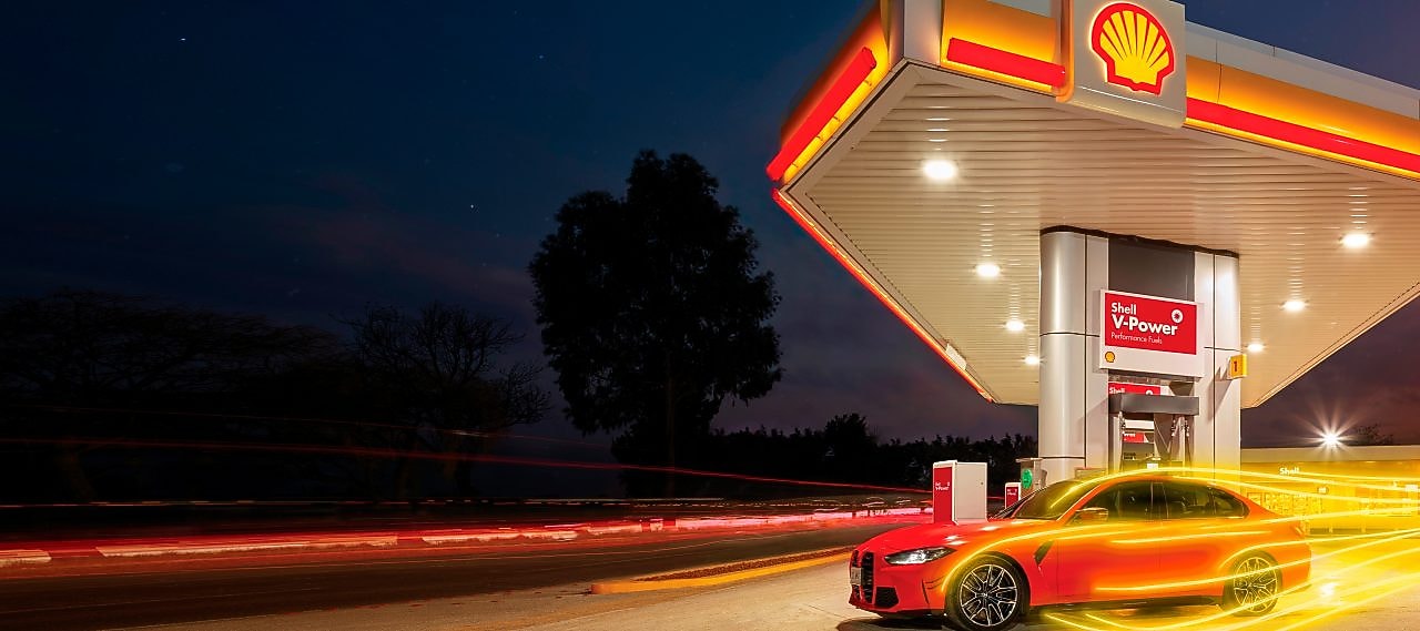 Auto en estación de servicio Shell.