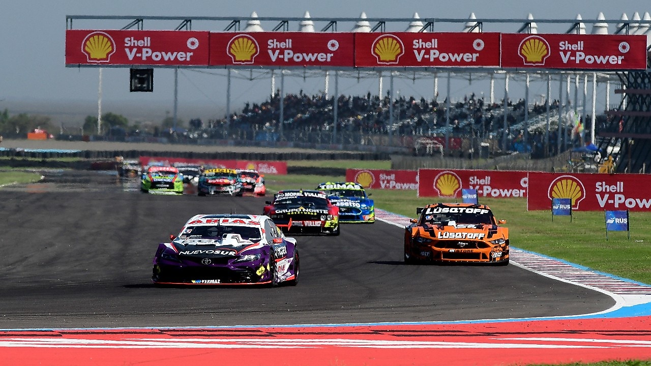 Autos del Turismo Carretera en circuito.