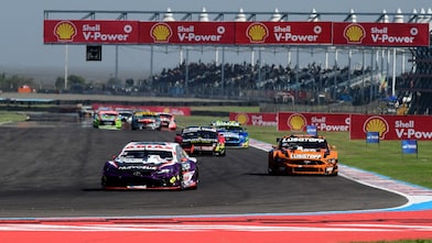Autos del Turismo Carretera en circuito.