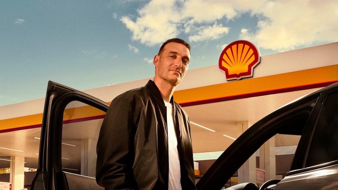 Lionel Scaloni con una estación Shell de fondo.