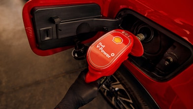 Surtidor de Shell V-Power dentro de auto.