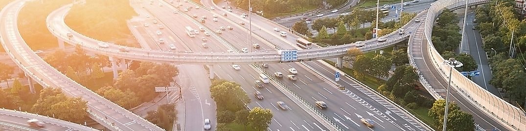 Autos circulando por una compleja estructura viaria con pasos superiores e inferiores