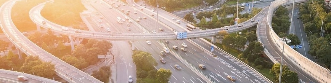 Autos circulando por una compleja estructura viaria con pasos superiores e inferiores