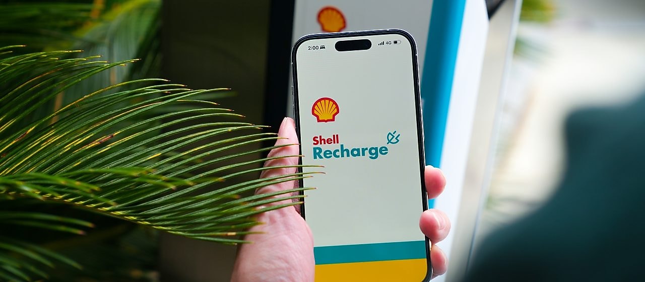 Mano cargando auto eléctrico