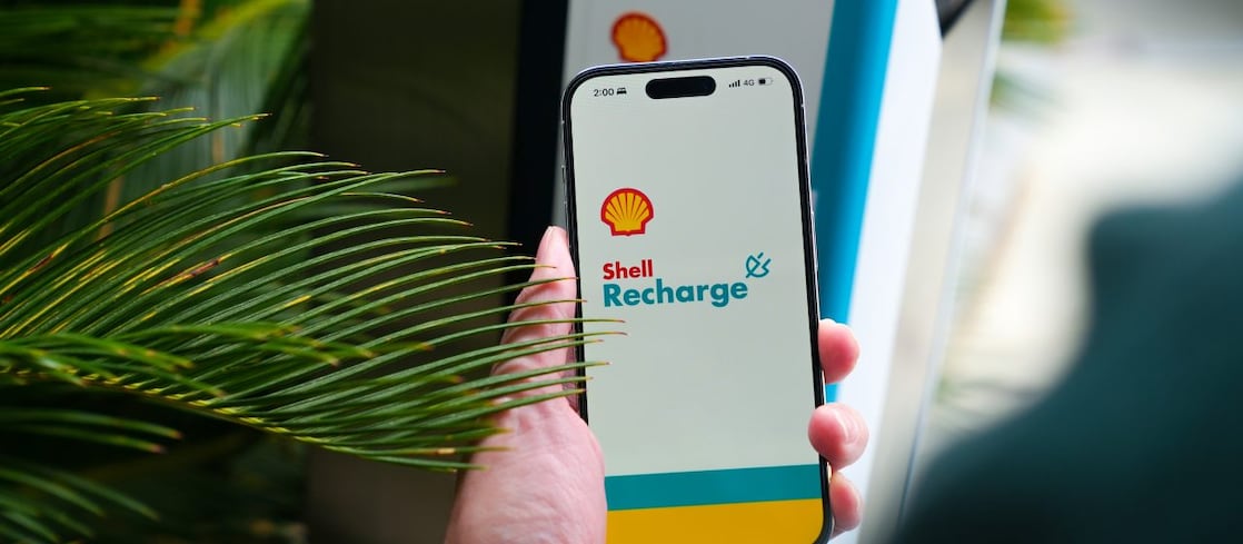 Mano cargando auto eléctrico