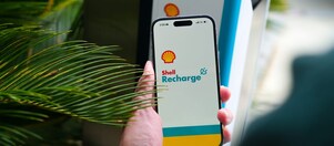 Mano cargando auto eléctrico