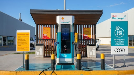 Auto estacionado junto a cargador eléctrico Shell Recharge