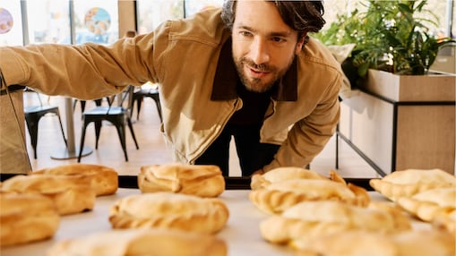 Hombre eligiendo empanadas.