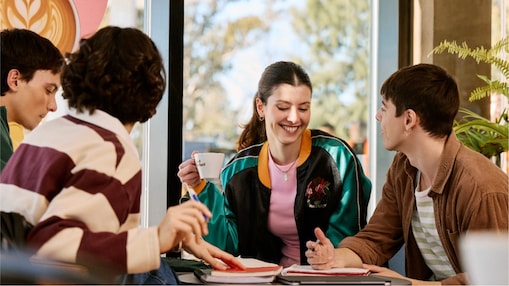 Personas hablando y tomando café en Shell Select.