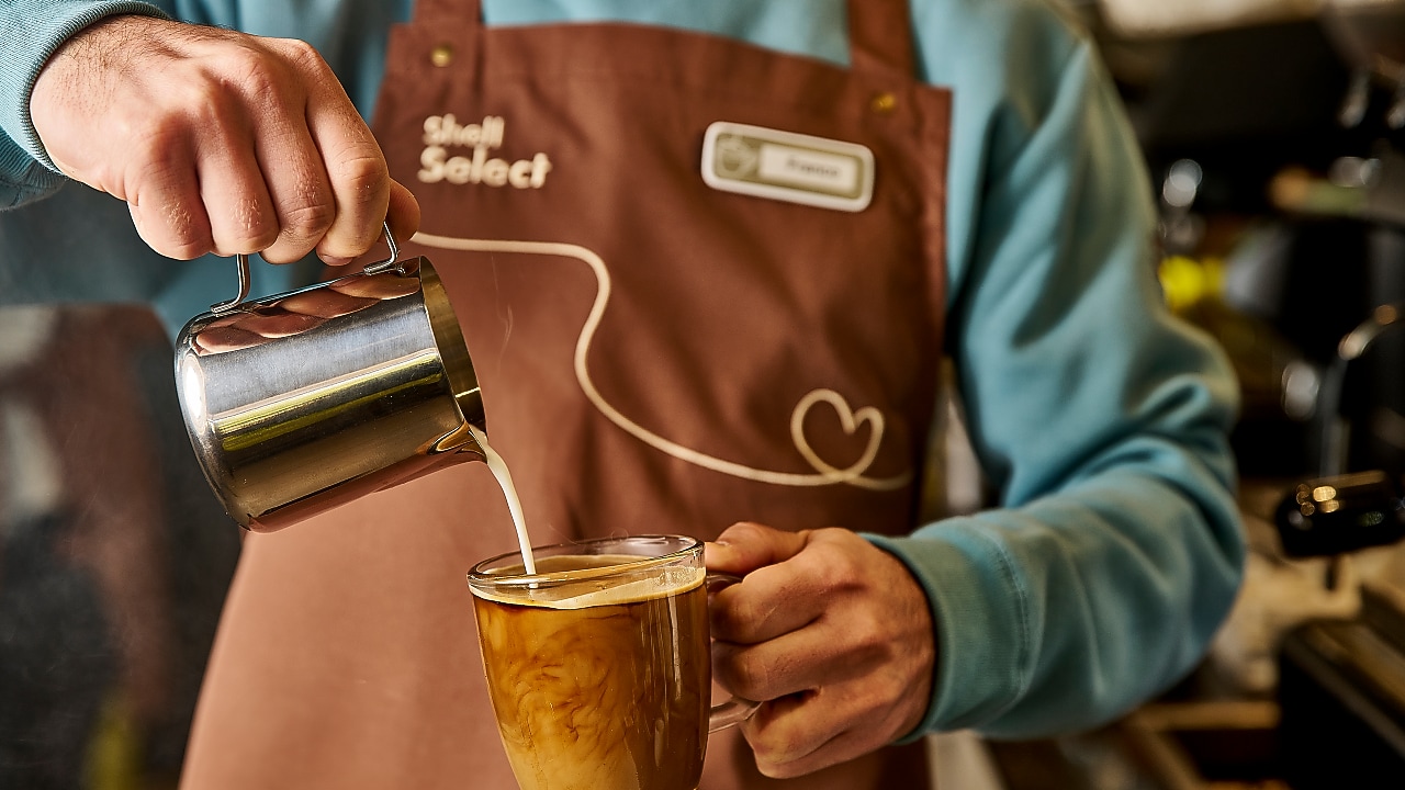 Barista sirviendo un café en Shell Select.