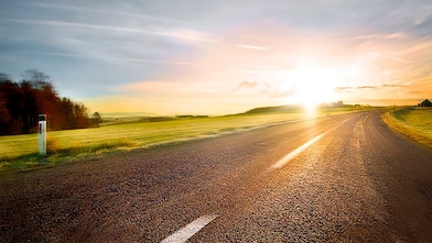 camino de ruta soleada al horizonte