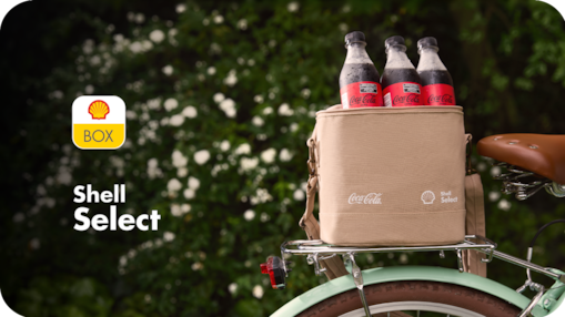 Bolso Cooler de Shell Select con Coca-Colas arriba de una bicicleta