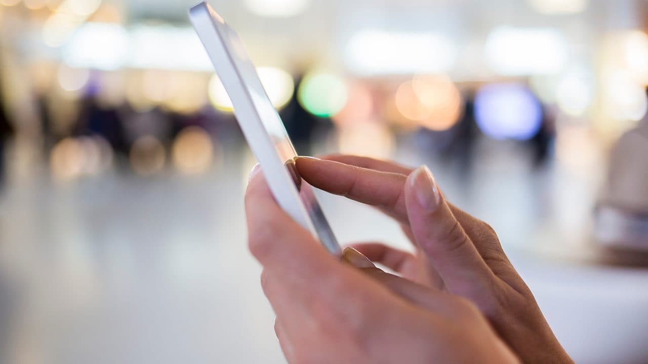 Persona usando el celular.