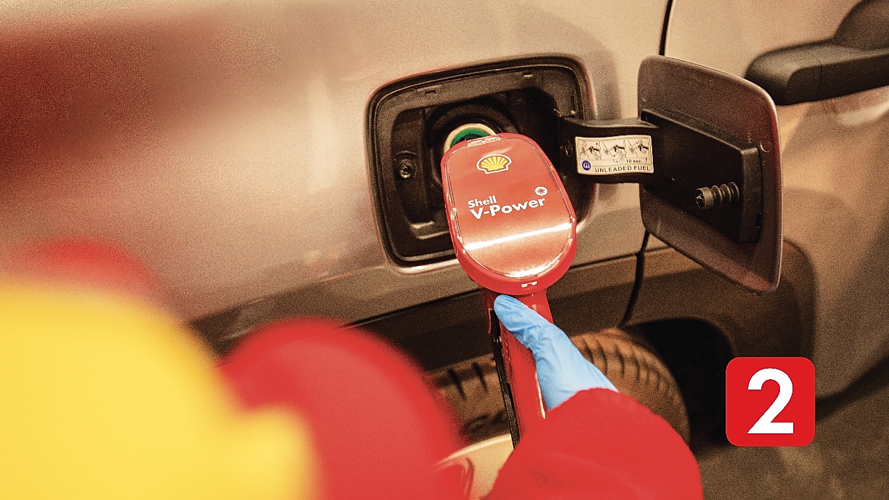 Experto cargando Shell - V-Power a un auto