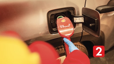 Experto cargando Shell - V-Power a un auto