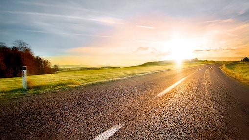 camino de ruta soleada al horizonte