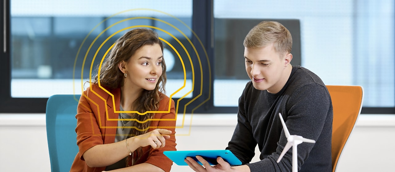 Mujer y hombre en oficinas con logo de Shell