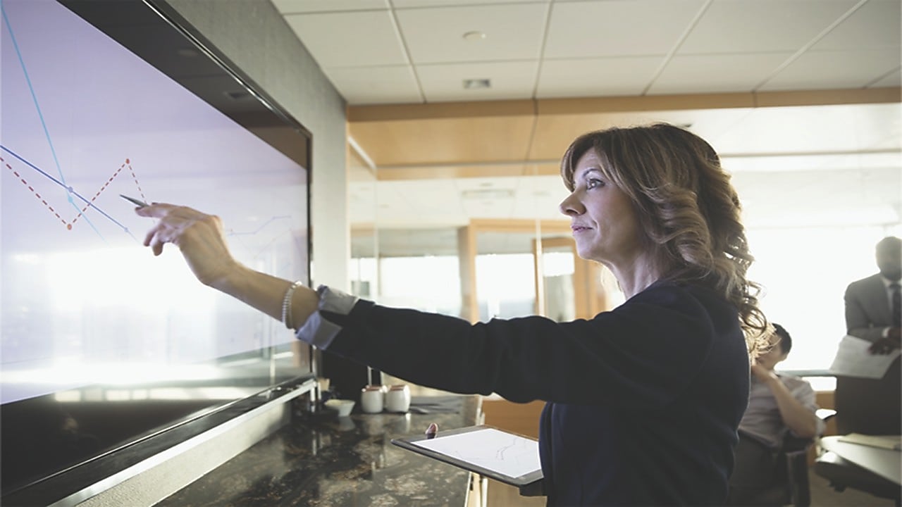Mujer explicando gráfico