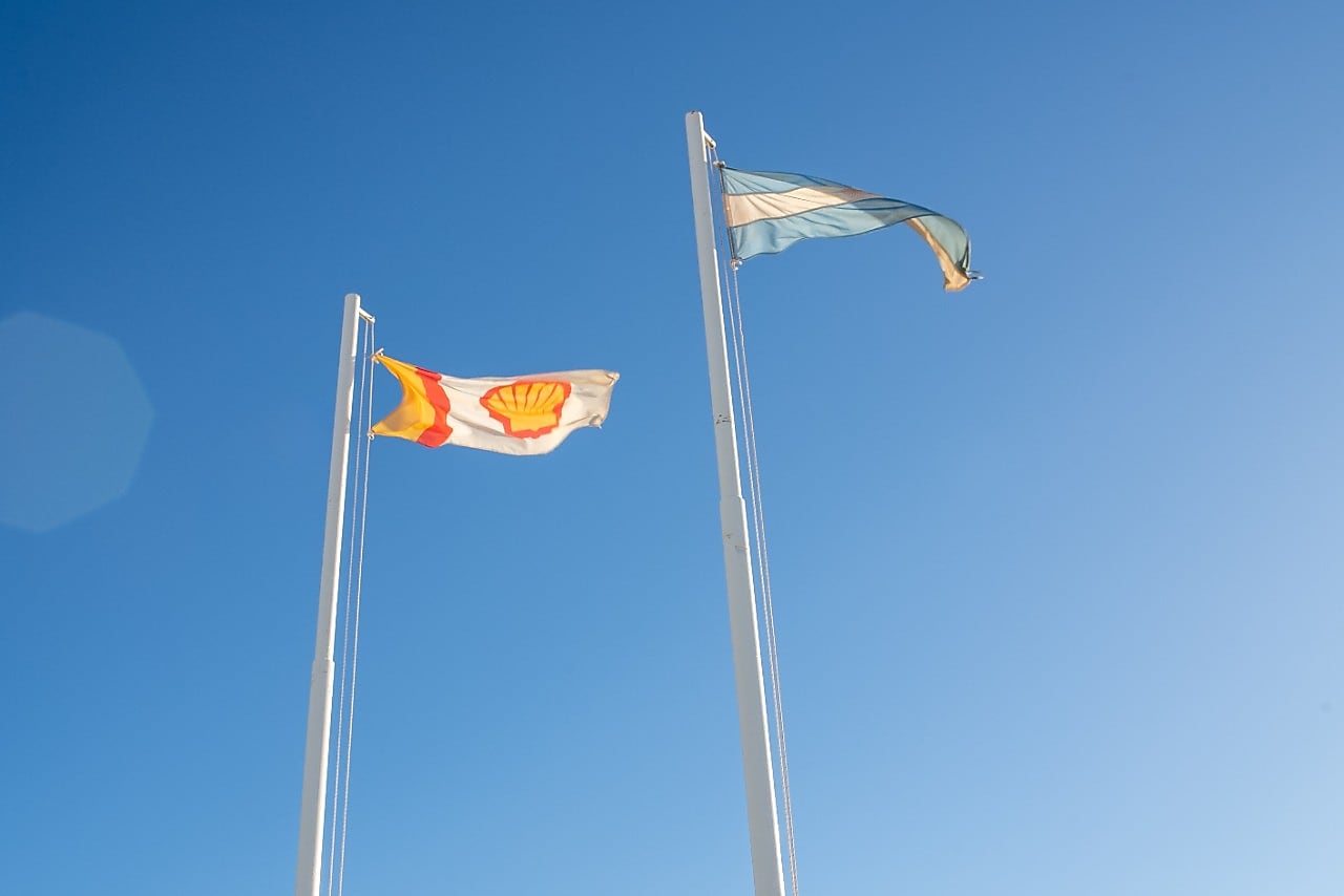 Flags from Shell Argentina office at Sierras Blancas, Neuquén