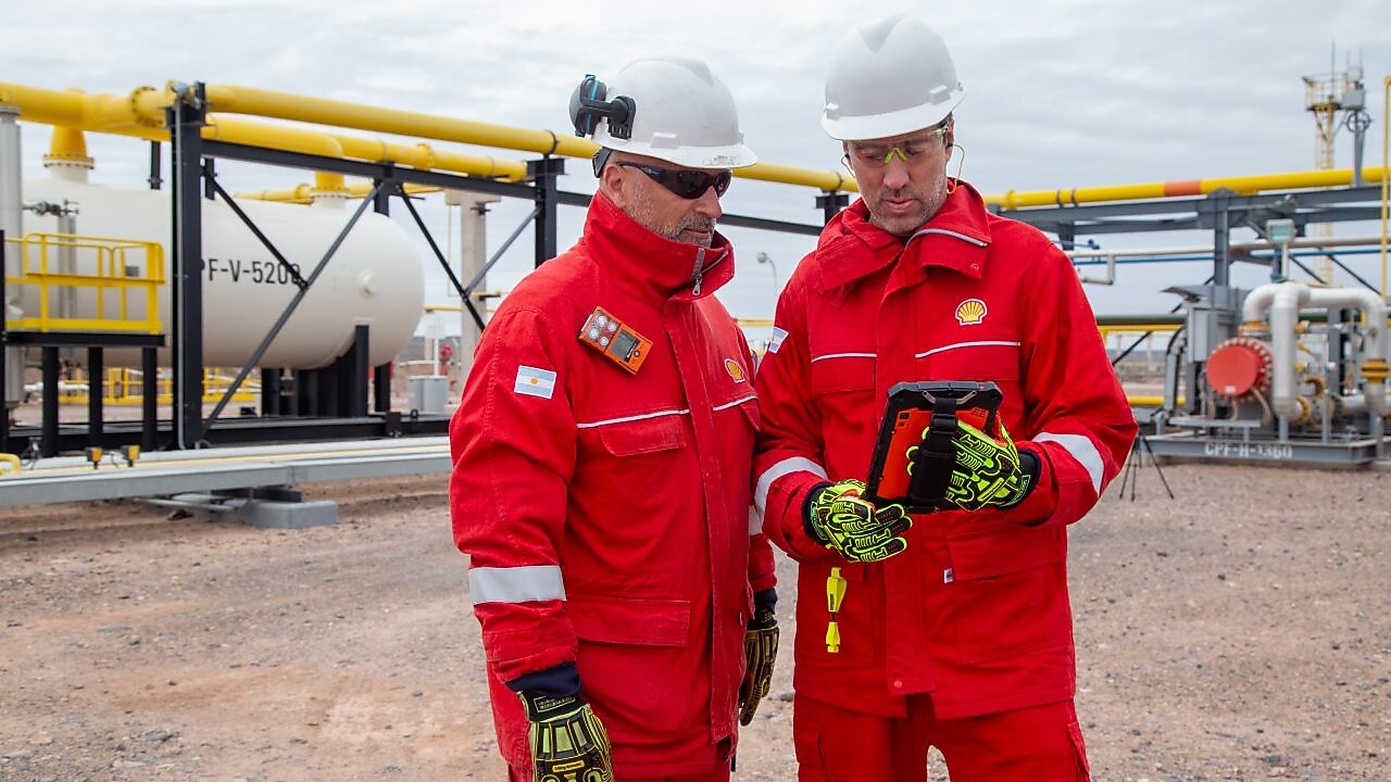 Shell Argentina staff measuring CO2 emissions
