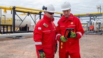 Shell Argentina staff measuring CO2 emissions