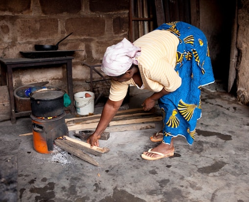 Señora cocinando con un horno en Nigeria