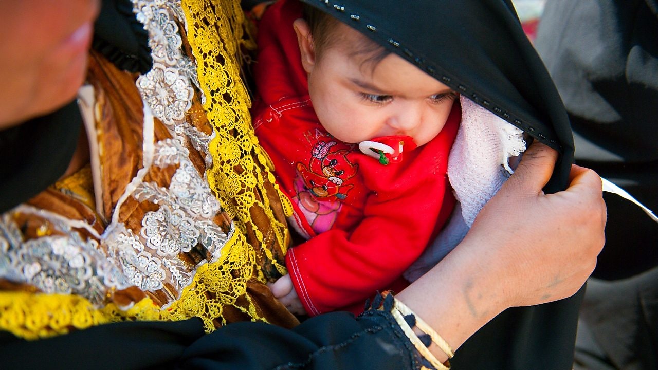 Madre sosteniendo a su niño en brazos