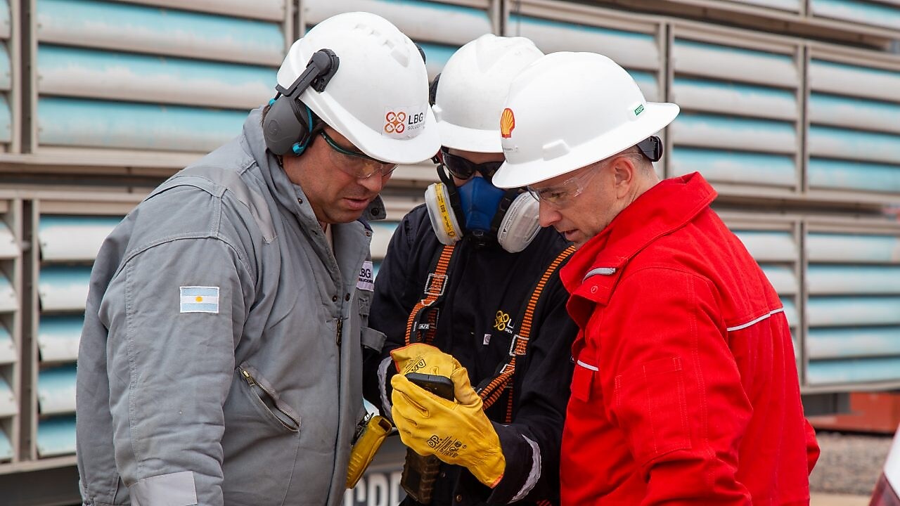 Shell Argentina staff measuring CO2 emissions in Sierras Blancas