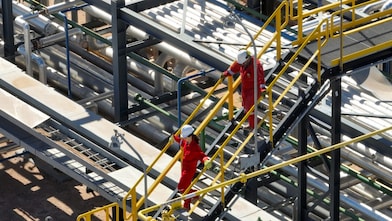 Shell Argentina Staff working at EPF, Sierras Blancas – Neuquén