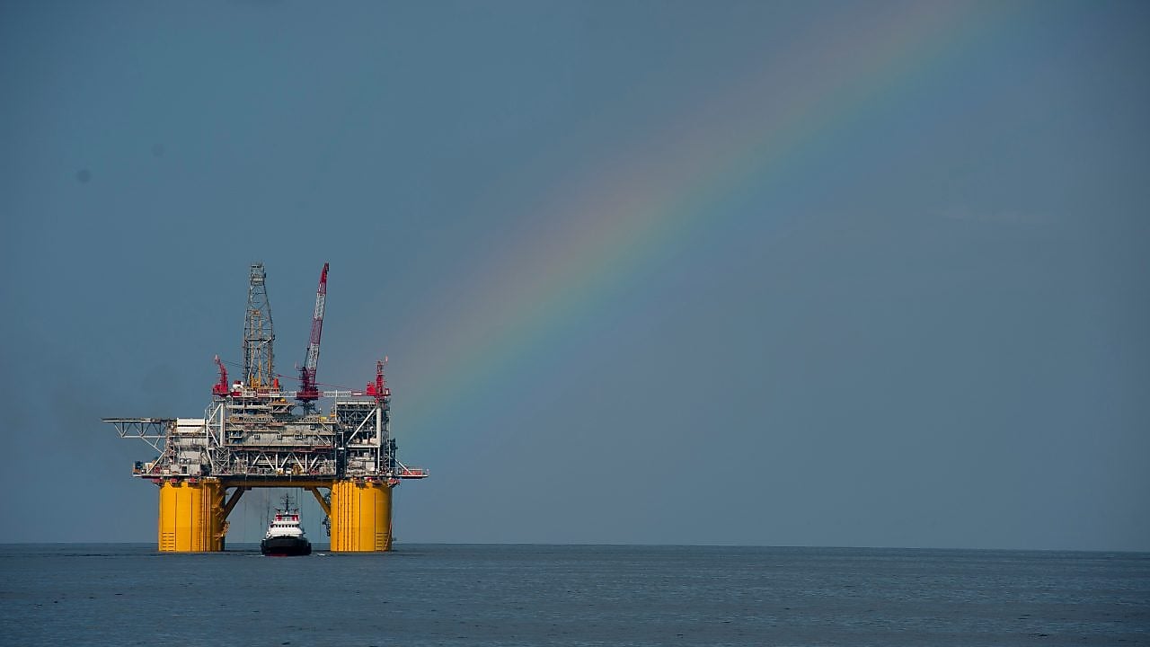 Plataforma Mars B en el Golfo de México, con un arco iris detrás