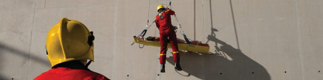 Ejercicio de simulación de rescate en una refinería (normas de salud, seguridad y medio ambiente)