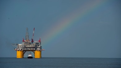 Plataforma Mars B en el Golfo de México, con un arco iris detrás