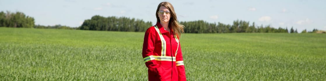 Empleada en un campo cercano a un pozo de inyección de CO2 Quest al noreste de Edmonton, en Alberta (Canadá)